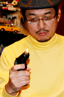 たばこは吸わないがピストルライターには興味津々のやく氏