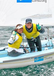 Ｗ杯７戦で優勝した近藤（左）と田畑（撮影・添畑薫氏＝アビームコンサルティング提供）
