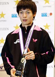 卓球全日本選手権　混合ダブルスで優勝した石川佳純（右）と松平健太　（１０年１月１５日）