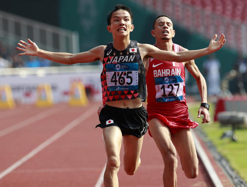 男子マラソン　エルアバシ（右後方）とのトラック勝負を制し、金メダルを獲得した井上大仁（ＡＰ）