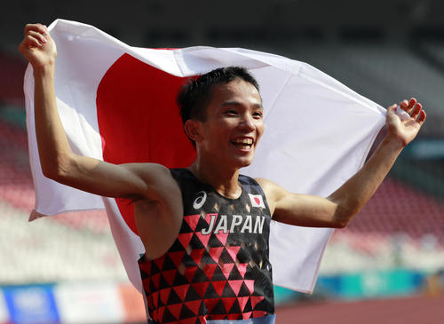 男子マラソン　日の丸を掲げてウイニングランをする井上大仁（ＡＰ）