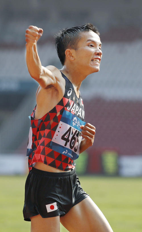 男子マラソンで優勝し、ガッツポーズする井上大仁（共同）