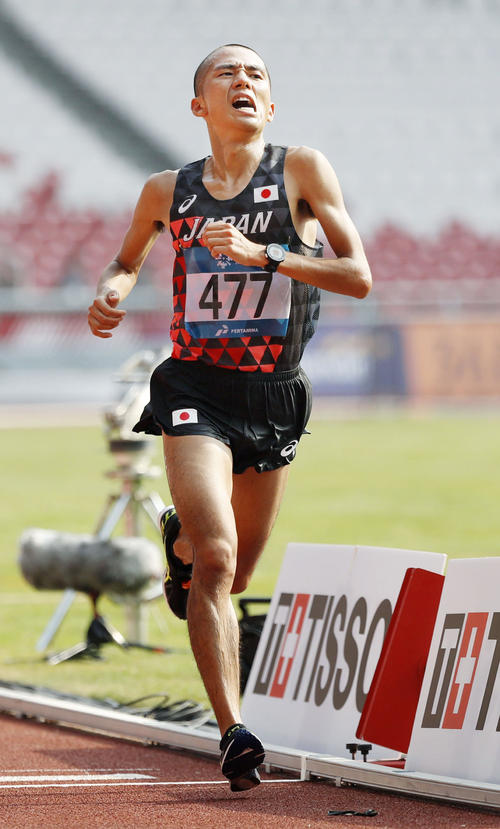 男子マラソン　4位でゴールする園田隼（共同）