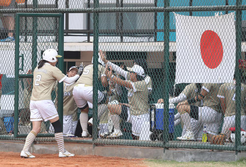 日本対台湾　1回裏日本1死二、三塁、洲鎌の2点適時二塁打で生還しベンチに迎えられる、左から山崎、山本（撮影・河野匠）