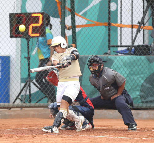 日本対台湾　2回裏日本1死一、三塁、左越え3点本塁打を放つ山本（撮影・河野匠）