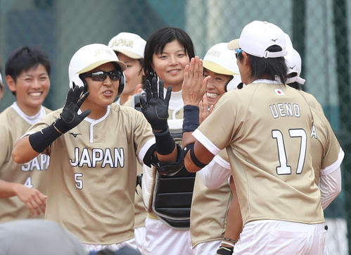 日本対台湾　2回裏日本1死一、三塁、左越え3点本塁打を放った山本（左）は上野に迎えられる（撮影・河野匠）