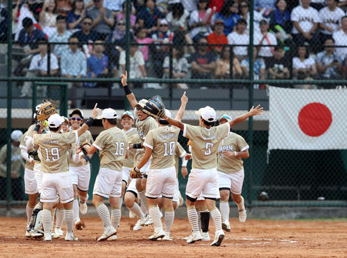 日本対台湾　台湾を下し優勝した日本ナインは喜び合う（撮影・河野匠）