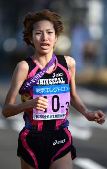 ３区で力走するユニバーサルエンターテインメントの新谷仁美（代表撮影）