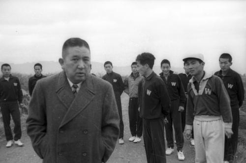 第３５回大会　最終合宿で河野一郎監督（左）の話を聞く早大の選手たち（１９５８年１２月２３日）