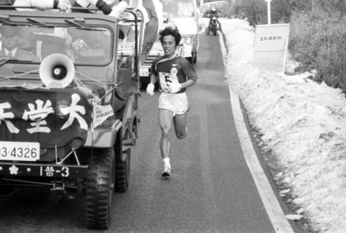 第５７回箱根駅伝　５区で力走する順大・上田誠仁（１９８１年１月２日）