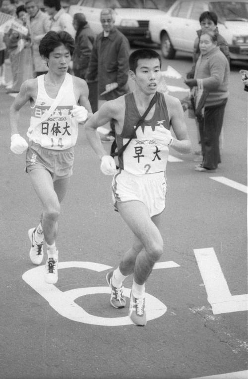 第６０回箱根駅伝　２区で日体大・小田（左）を抜く早大・坂口泰（１９８４年１月２日）