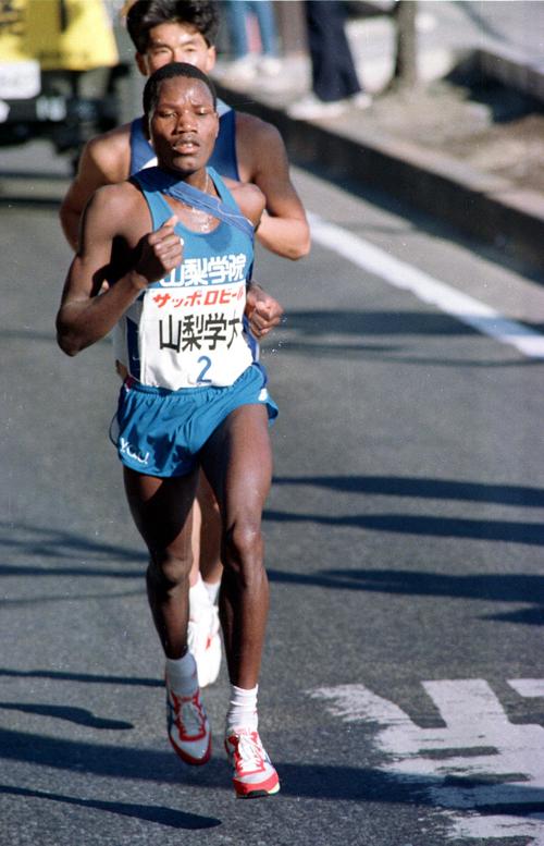 第６５回大会　２区で７人抜きの快走をした山梨学院大のジョセフ・オツオリ（１９８９年１月２日）