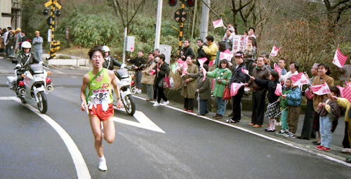 第６７回箱根駅伝　５区を力走する大東大の奈良修（１９９１年１月２日）