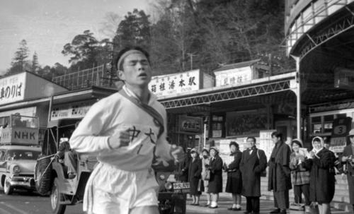 第３７回大会　６区を走る中大のエース横溝三郎（１９６１年１月３日）