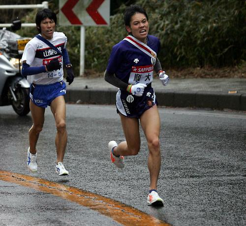 第８２回大会　順大５区の今井正人（右）は山梨学院大・森本を抜き去りトップに立つ（２００６年１月２日）