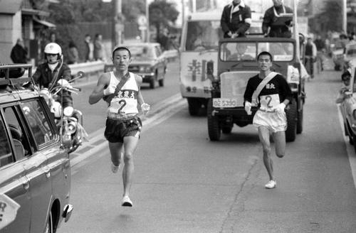 第５０回　往路２区　東農大・服部誠（左）は１２人抜きの快走をみせる（１９７４年１月２日撮影）