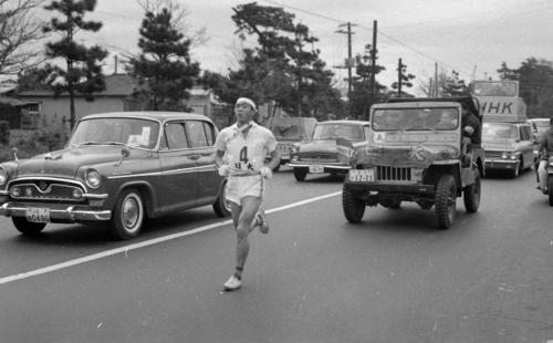 第４０回大会　４区を走る日大・宇佐美彰朗。宇佐美は１９６８年のメキシコ五輪から３大会連続でマラソンに出場した（１９６４年１月２日）