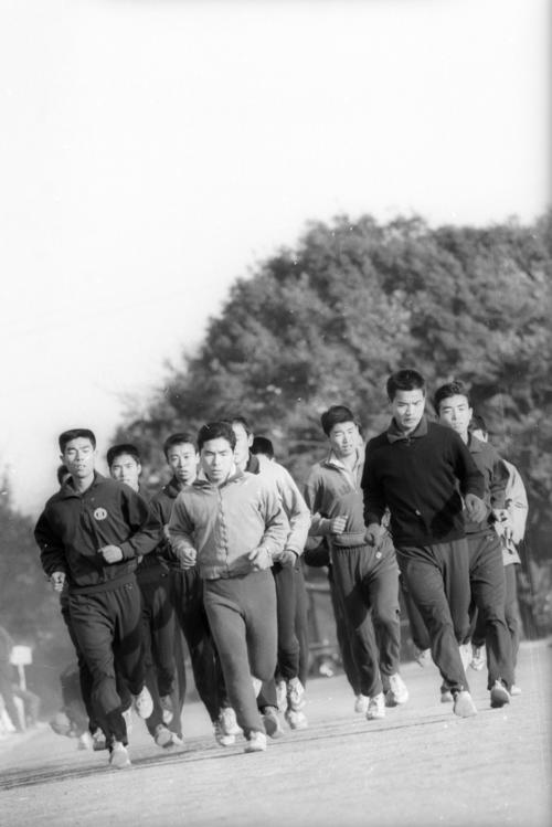 第41回箱根駅伝　小出義雄主将（中央）を先頭に、上位入賞を目指し練習をする順大チーム（1964年12月日撮影）