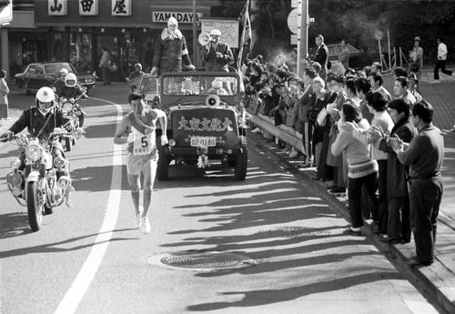 第５１回大会　５区を力走する大東文化大・大久保初男（１９７５年１月２日）
