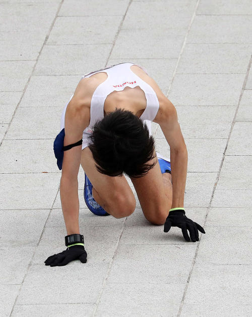 ゴールした後、倒れ込む設楽（撮影・鈴木正人）