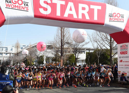 ナゴヤドーム前をスタートする選手(撮影・前岡正明)