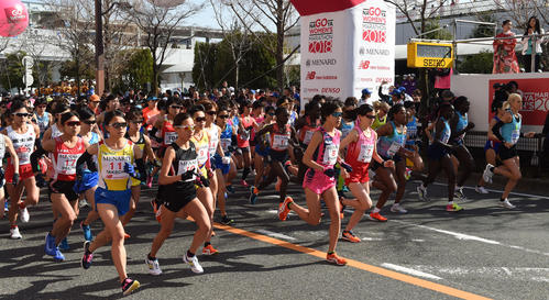 ナゴヤドーム前をスタートする選手(撮影・前岡正明)