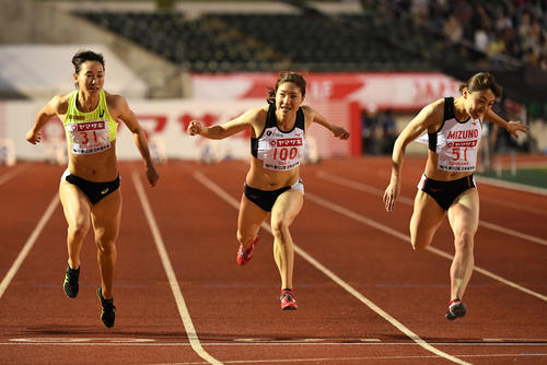 女子100 メートル 決勝 福島(左)と市川(右)を下し優勝を決める世古(撮影・横山健太)