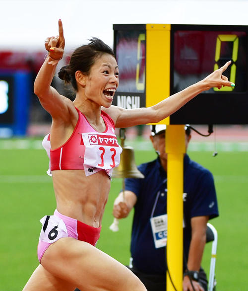 日本陸上競技選手権大会　初日　女子１万 メートル 　ラスト１周で鈴木亜由子を突き放し３１分５２秒４２で優勝する松田瑞生（撮影・清水貴仁）