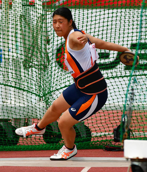 女子円盤投げ 51メートル42で初優勝を飾り笑顔をみせる鶴岡工高の齋藤真希(撮影・清水貴仁)