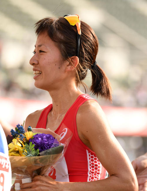 女子５０００ メートル 決勝　１位でゴールし笑顔を見せる鍋島（撮影・横山健太）
