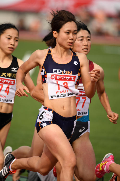 女子８００メートル決勝　１位でゴールし連覇を達成した北村（撮影・横山健太）