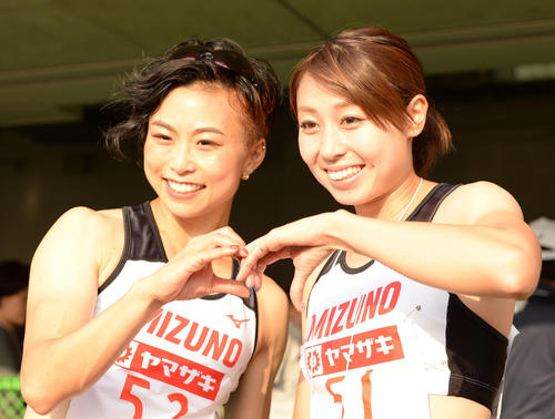 女子200メートル決勝 レース後、笑顔で写真に納まる和田(左)と市川(撮影・横山健太)