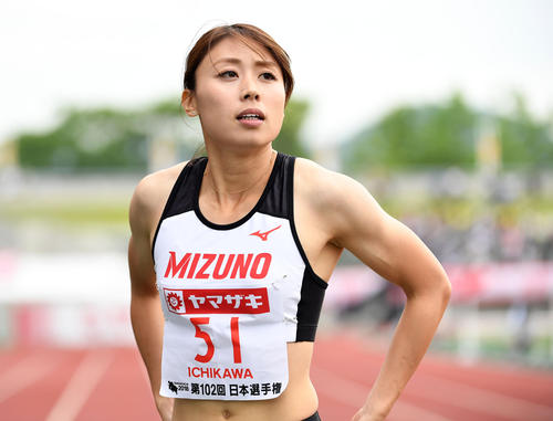 女子200 メートル 予選2組 同組1位で決勝進出を決める市川(撮影・横山健太)
