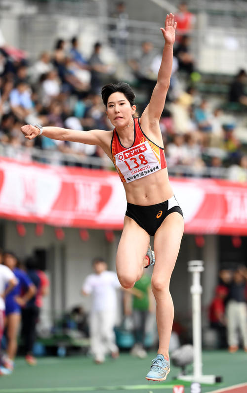 女子3段跳び 優勝を決め笑顔を見せる坂本(撮影・横山健太)