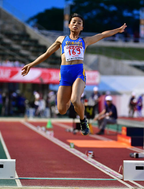 女子走り幅跳び 6メートル22の記録で優勝する高良(撮影・清水貴仁)