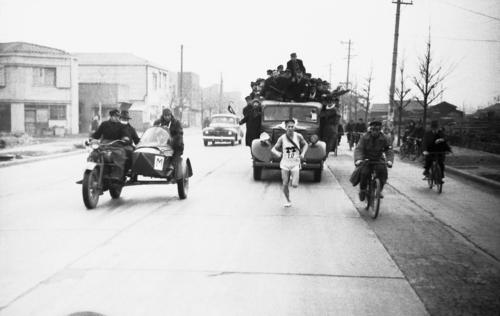 第23回大会　復路10区　トップを快走する明大のアンカー田中久夫（1947年1月5日）
