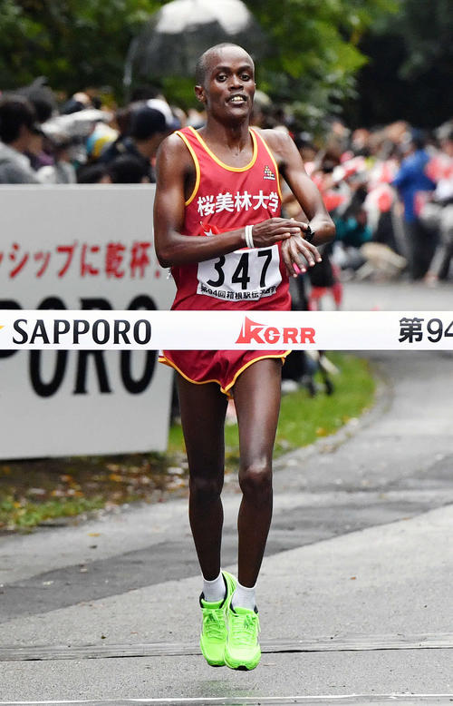 昨年の予選会で１位でゴールする桜美林大・キサイサ（2017年10月14日）