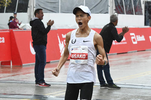 日本新記録を更新する２時間５分５０秒を記録し、３位でゴールした大迫傑（ＡＰ）