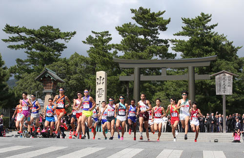 第30回出雲全日本大学選抜駅伝 出雲大社前を一斉にスタートする1区のランナー(撮影・上山淳一)