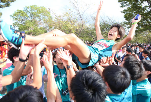 出雲駅伝を制し、アンカーの竹石を胴上げする青学大の選手たち(撮影・上山淳一)