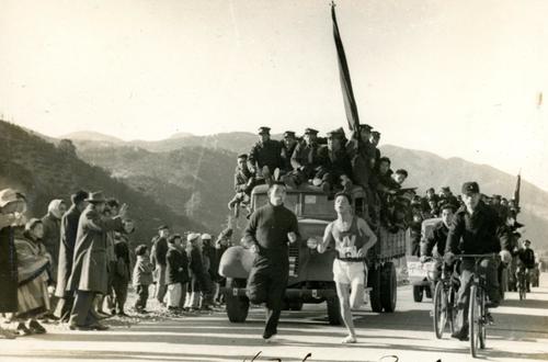 第25回大会　復路6区　箱根板橋付近を力走する2位早大・山田俊（1949年1月6日）