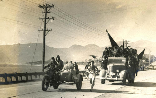 第25回大会　復路7区　国府津海岸を行くトップの明大・乙倉英雄（1949年1月6日）