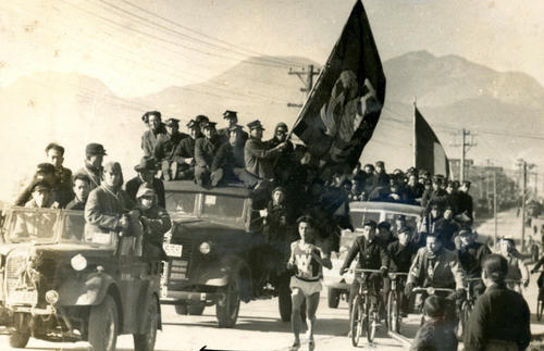 第25回大会　復路7区　国府津海岸を行く2位早大・山口清次（1949年1月6日）