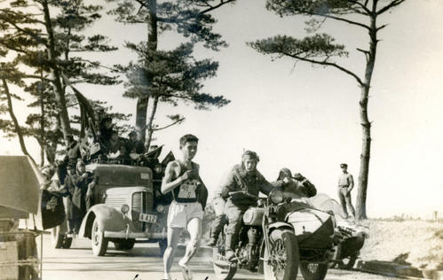 第25回大会　復路8区　2位早大の追い上げにあう明大・槙野敦宣（1949年1月6日）
