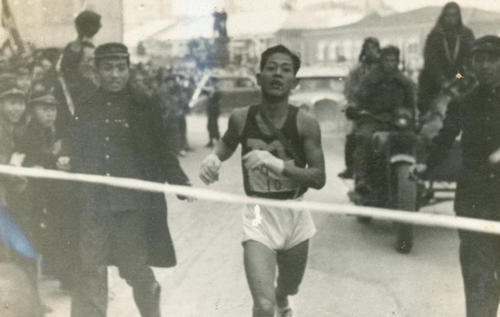 第25回大会　復路10区読売新聞社横　早大を振り切った明大アンカー木渓博志は、2年ぶり7度目の優勝ゴール（1949年1月6日）