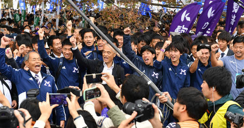 箱根駅伝予選会で5位通過の明大は笑顔で校歌を歌う（撮影・柴田隆二）