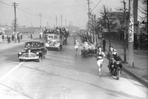 第27回大会　往路1区　第一京浜を行く選手たち（1951年1月5日）