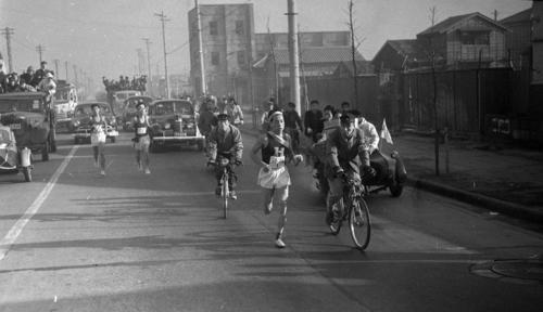 第27回大会　往路1区　第一京浜を行く法大・茂木昭寿（区間4位）（1951年1月5日）