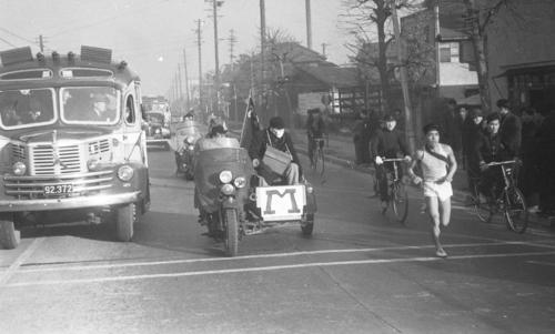 第27回大会　往路1区　第一京浜を行く明大・島村和男（区間3位）（1951年1月5日）