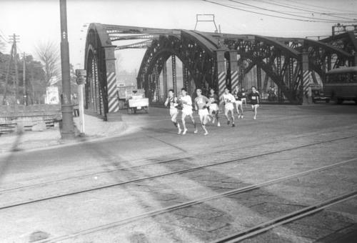 第27回大会　往路1区　八ツ山橋を渡った先頭集団（1951年1月5日）